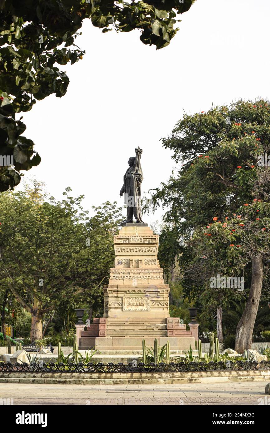L'iconico monumento Benito Juárez incorniciato da alberi a Oaxaca Foto Stock