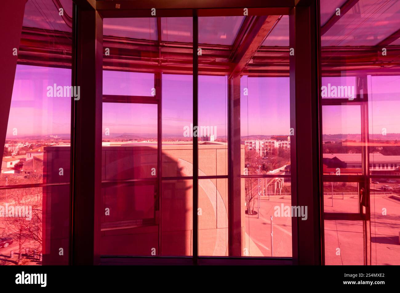 Torre Luma, finestra con filtri rosa in mostra d'arte, Frank Gehry in Old Arles, commissionato dalla collezionista svizzera Maja Hofmann, Provenza, Francia. Foto Stock