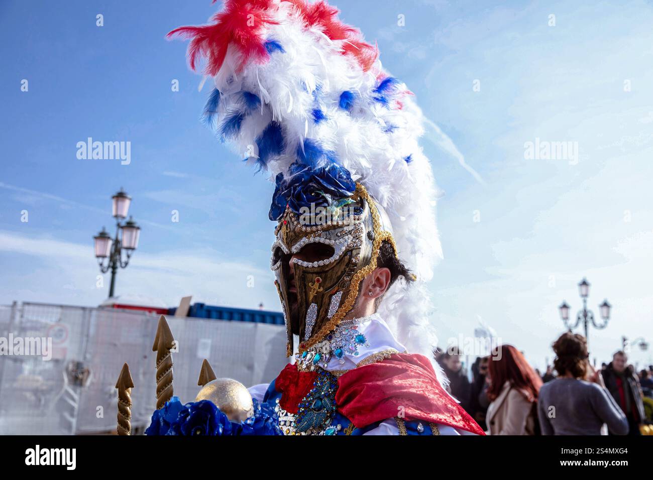 Colorato costume di Carnevale veneziano con testa in piuma e. Foto Stock