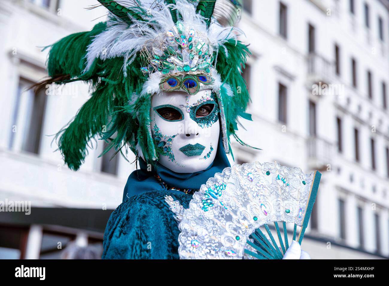 Elaborato costume veneziano mascherato con copricapo piumato a ca Foto Stock