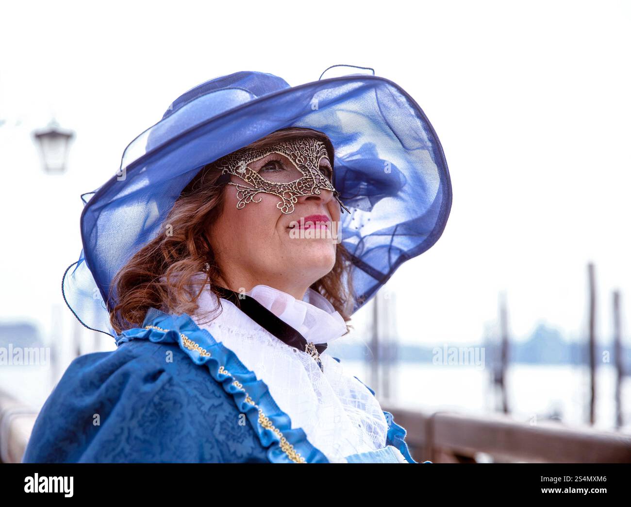 Donna caucasica matura in costume blu con maschera intricata da W Foto Stock