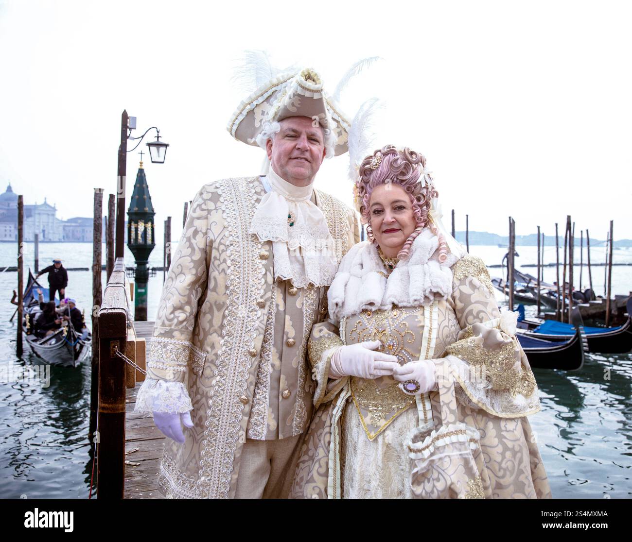 Coppia caucasica matura in costumi storici al canale veneziano Foto Stock