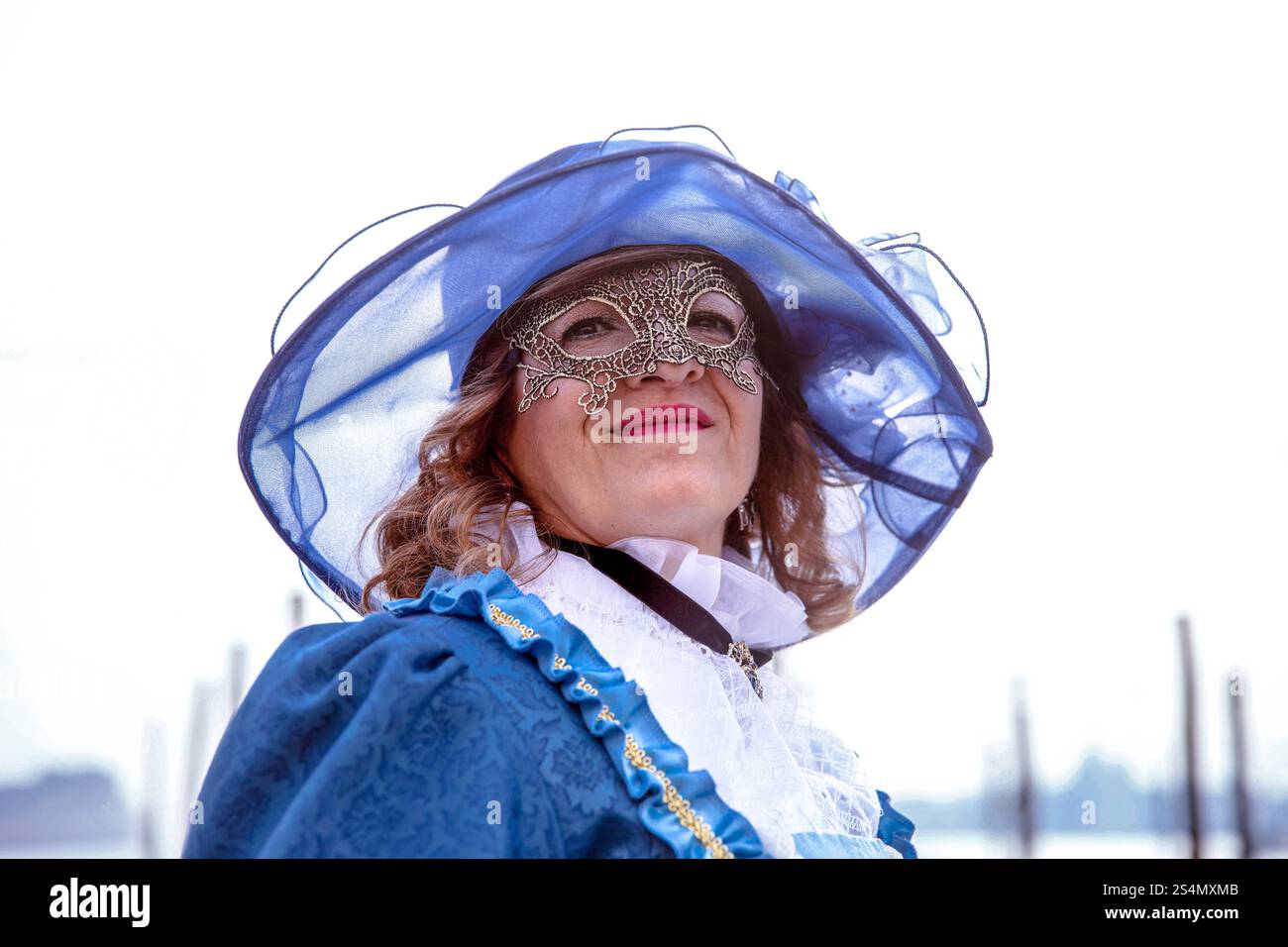 Donna matura caucasica in costume storico blu e maschera outdo Foto Stock