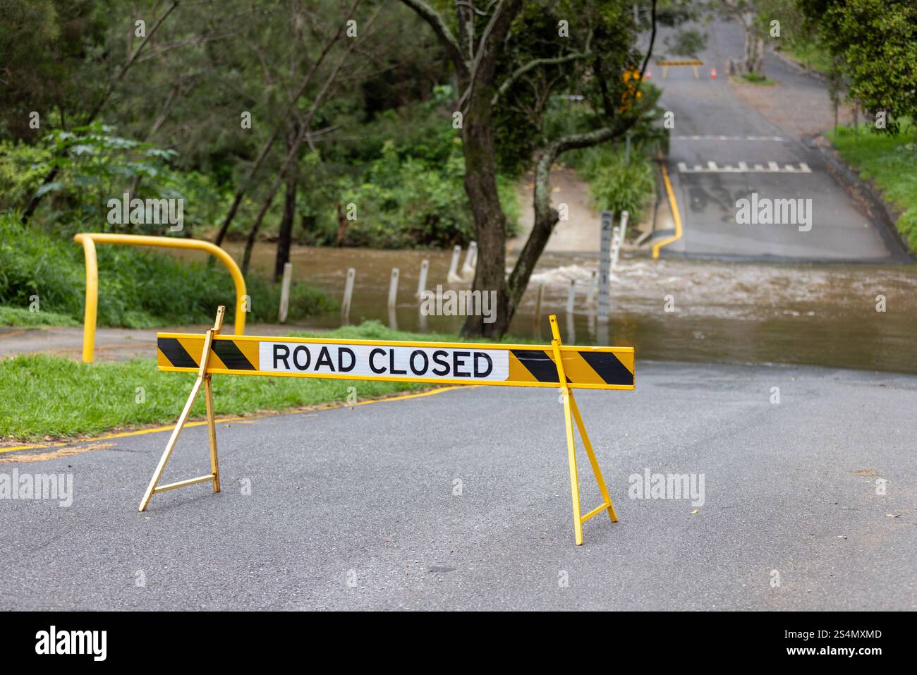 Cartello di chiusura strada in Flooded Road a Brookfield, Brisbane 2024 Foto Stock
