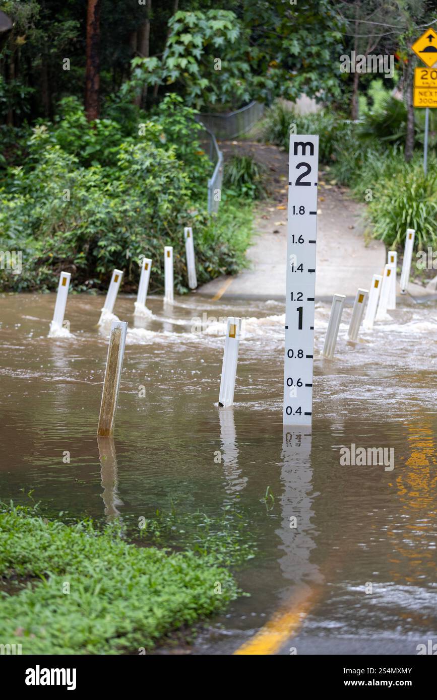 Indicatore di alluvione che indica l'aumento delle acque e le inondazioni su strada Foto Stock