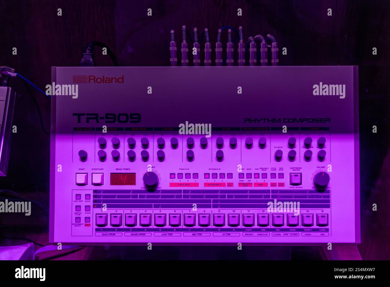 Amsterdam, Paesi Bassi. 23 marzo 2024. Classica drum machine Roland TR 909 nel museo della musica House di Amsterdam. Foto Stock