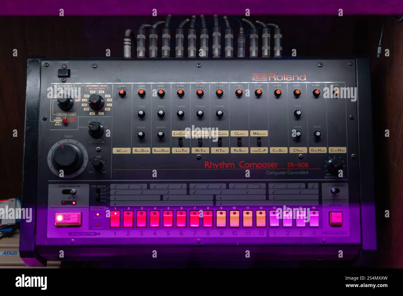 Amsterdam, Paesi Bassi. 23 marzo 2024. Classica drum machine Roland TR 808 nel museo della musica House di Amsterdam. Foto Stock