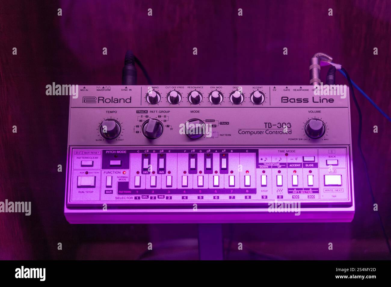 Amsterdam, Paesi Bassi. 23 marzo 2024. Sintetizzatore Roland TB-303 bass-line nel museo di musica House di Amsterdam. Foto Stock