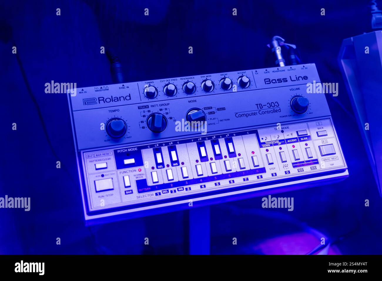 Amsterdam, Paesi Bassi. 23 marzo 2024. Sintetizzatore Roland TB-303 bass-line nel museo di musica House di Amsterdam. Foto Stock