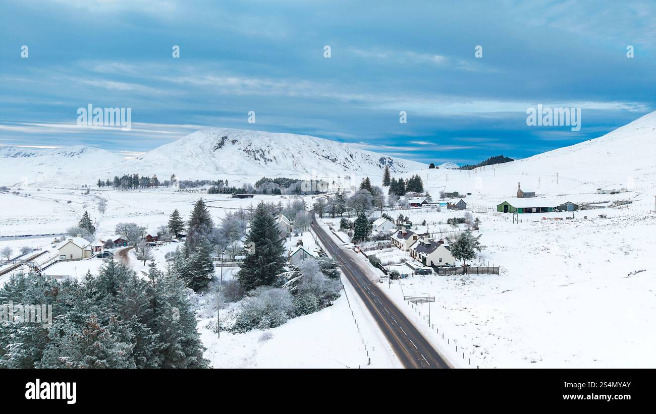 Achnasheen Ross-shire Scozia la strada A832 il borgo e la stazione ferroviaria in inverno coperti da una fresca caduta di neve Foto Stock
