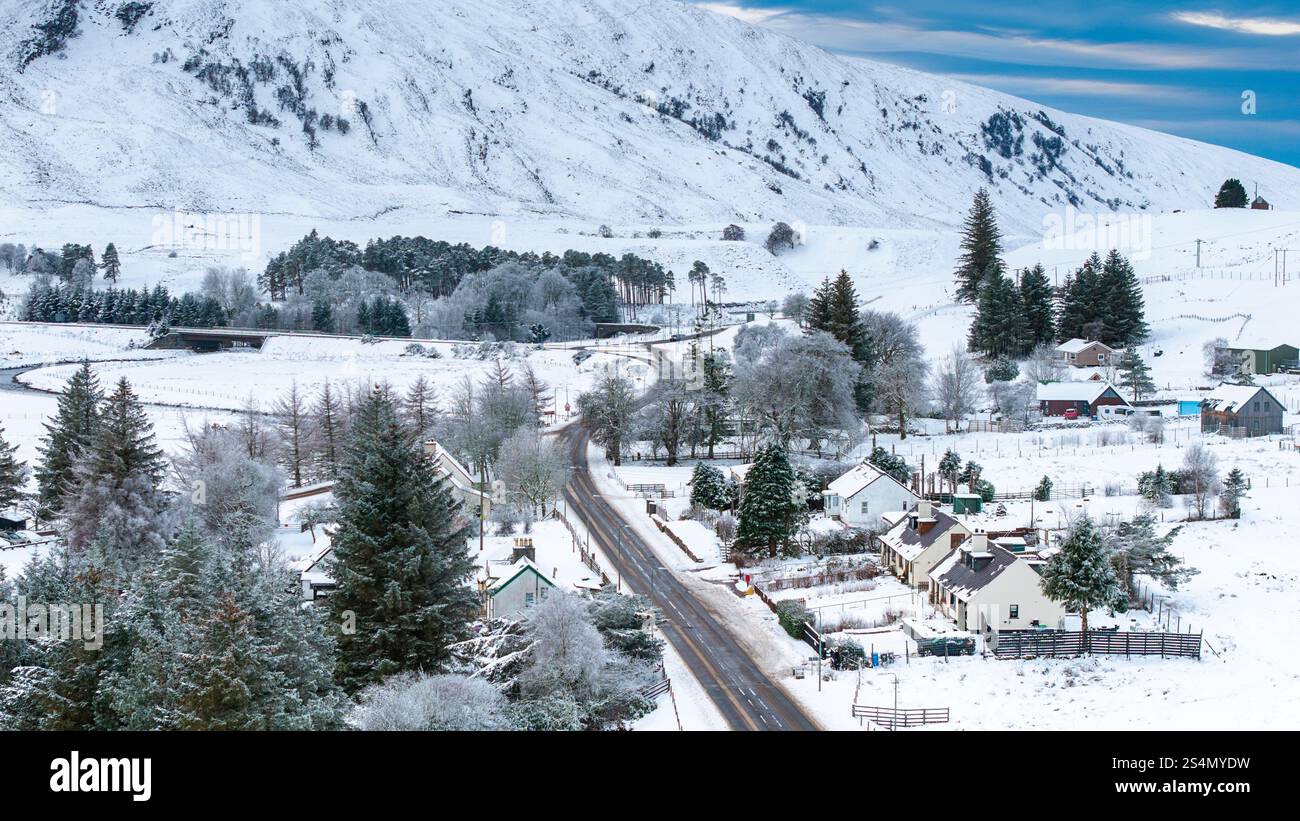Achnasheen Ross-shire Scozia la strada A832 che attraversa il villaggio in inverno coperta da una fresca caduta di neve Foto Stock