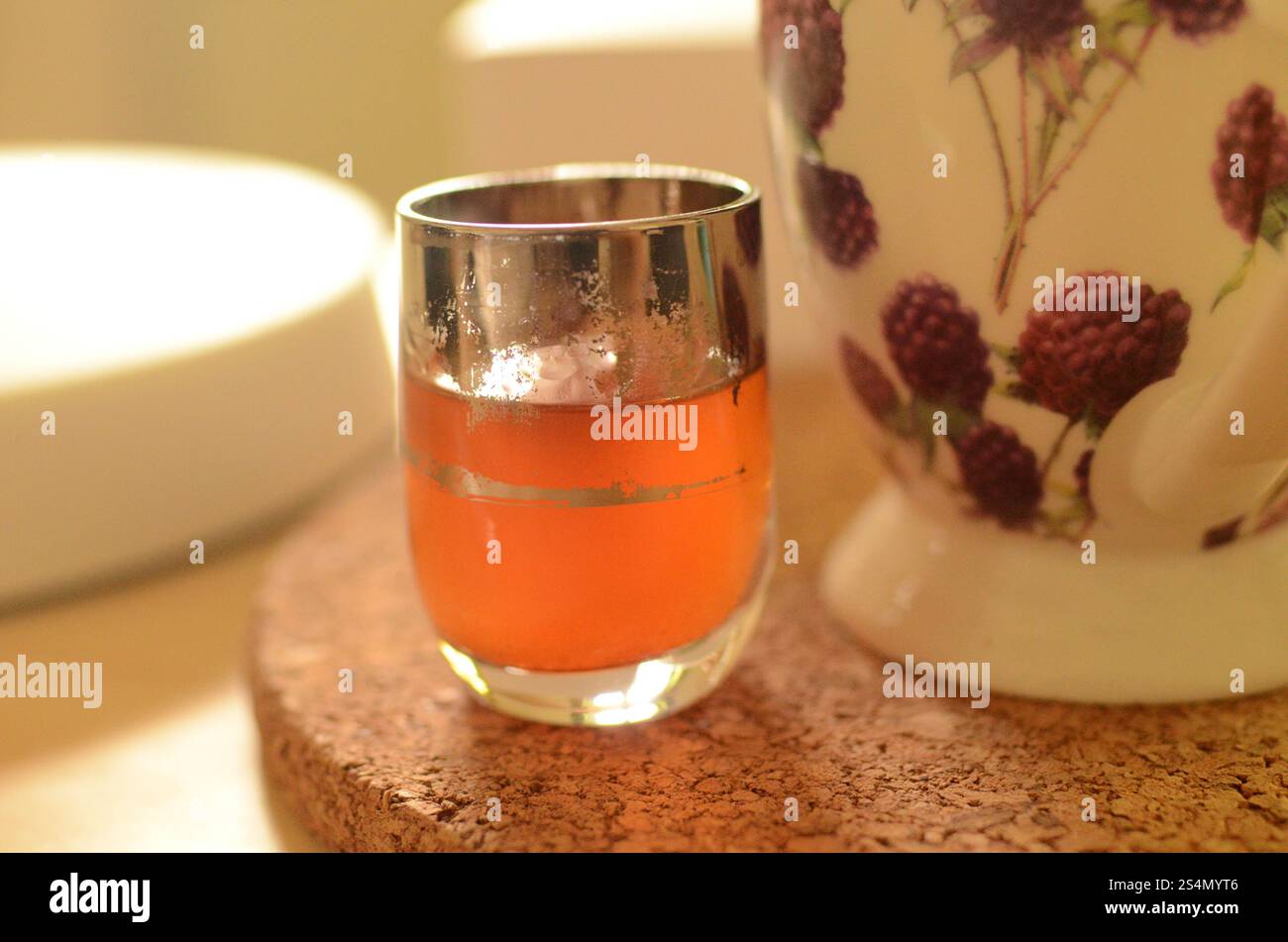 Una porzione di liquore amaro (cordiale) Foto Stock