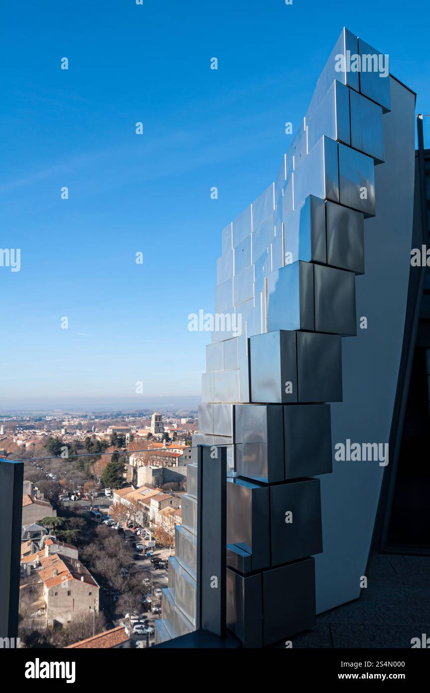Vista della vecchia Arles dalla Torre Luma, progettata da Frank Gehry, commissionata dalla collezionista svizzera Maja Hofmann, Provenza, Francia. Foto Stock