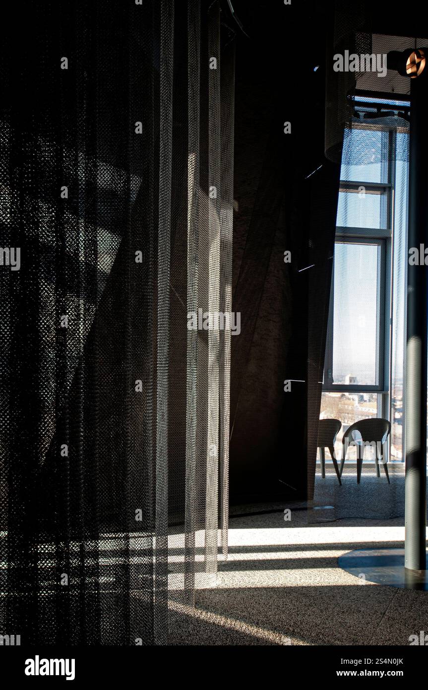 Luma Tower, mostra d'arte nell'iconico nuovo museo di Frank Gehry nella vecchia Arles, commissionata dalla collezionista svizzera Maja Hofmann, Provenza, Francia. Foto Stock