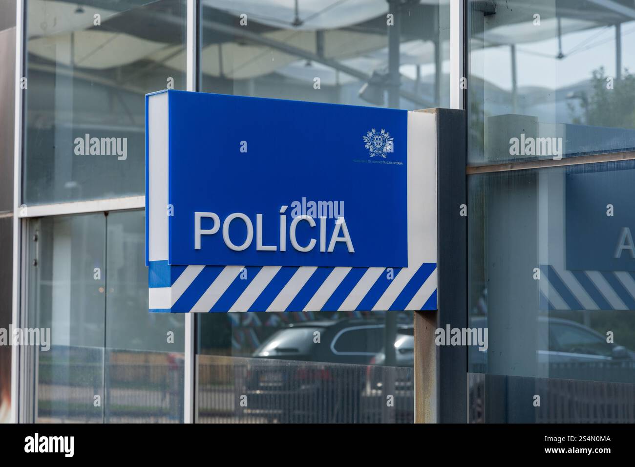 Lisbona, Portogallo. 11 dicembre 2023. Il logo della Policia e' qui a Lisboa in una stazione di polizia. Polizia di Lisbona per garantire la sorveglianza, la protezione e la manutenzione Foto Stock