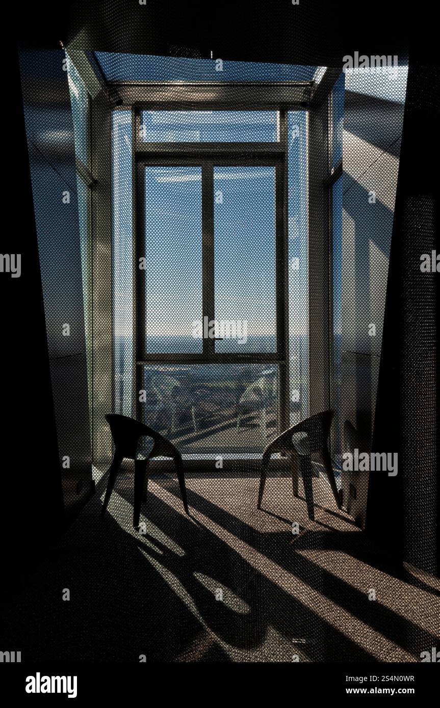 Luma Tower, mostra d'arte nell'iconico nuovo museo di Frank Gehry nella vecchia Arles, commissionata dalla collezionista svizzera Maja Hofmann, Provenza, Francia. Foto Stock