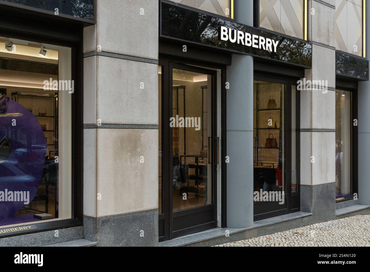 Lisbona, Portogallo. 8 dicembre 2023. Insegna Burberry sopra l'ingresso del negozio a Lisbona. Burberry Group PLC è una casa di moda di lusso britannica Foto Stock