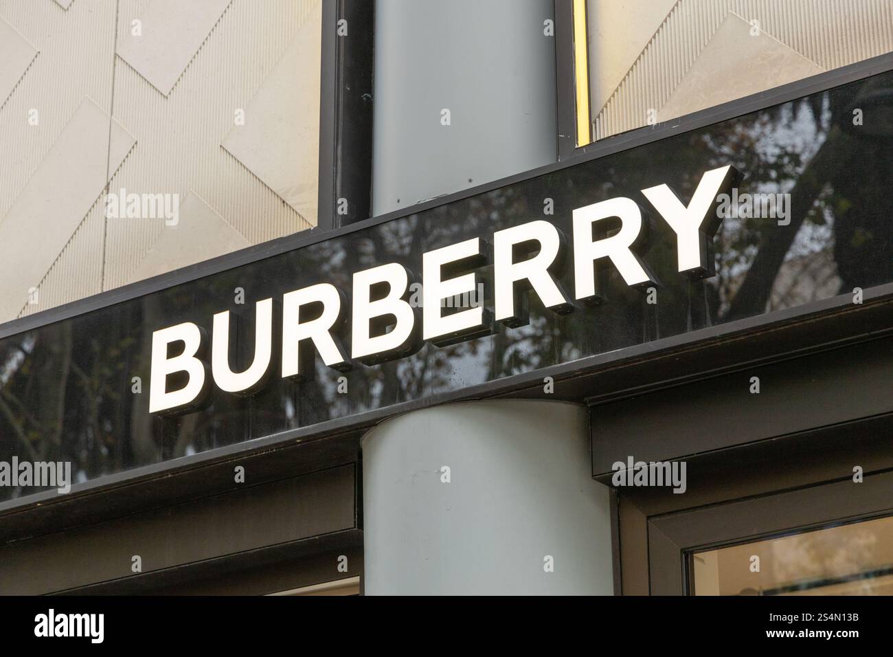Lisbona, Portogallo. 8 dicembre 2023. Logo Burberry sopra la vetrina del negozio. Burberry Group plc è una casa di moda di lusso britannica con sede centrale i Foto Stock