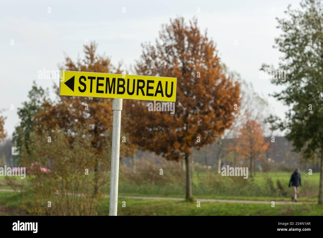 Utrecht, Paesi Bassi. 22 novembre 2023. Segnale Stembureau. I cittadini olandesi possono recarsi al seggio elettorale per votare per la loro politica preferita Foto Stock