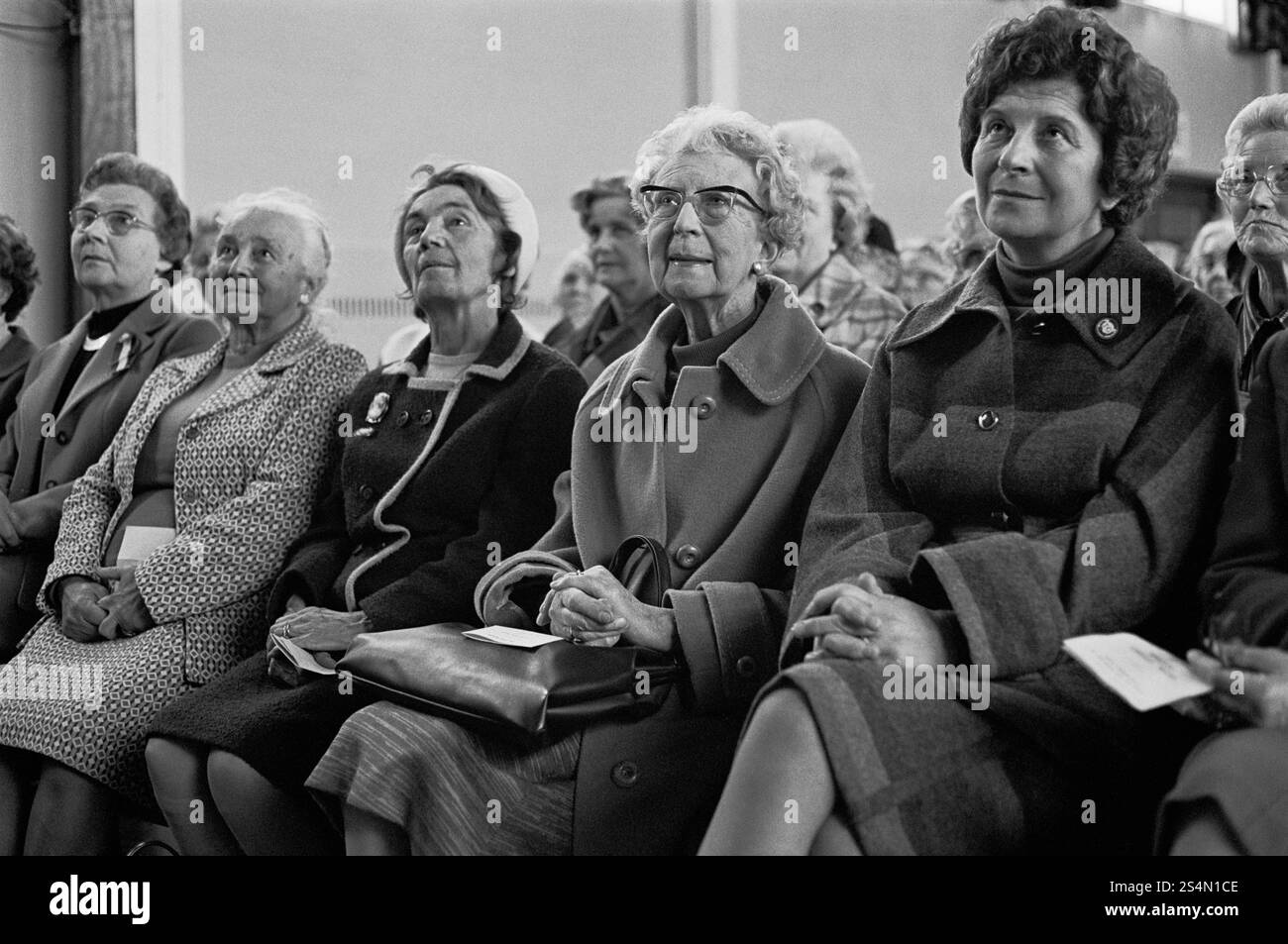 Membri che ascoltano un discorso alla conferenza Townswomens Guild, Newport, Galles del Sud, 1977. Foto Stock