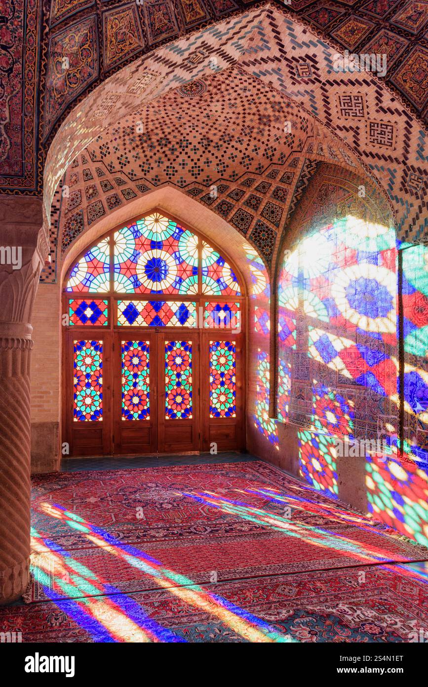 Splendida vista mattutina all'interno della Moschea di Nasir al-Mulk, Iran Foto Stock