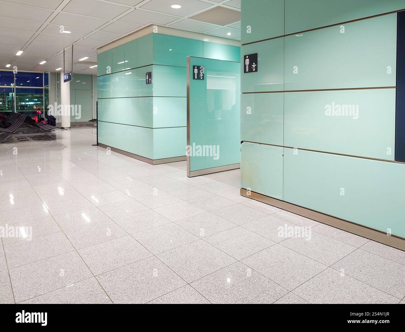 27-12-2024 Aeroporto Internazionale di Monaco, Germania. Ingresso dell'area servizi igienici al terminal delle partenze, non sono ammessi persone. Foto Stock