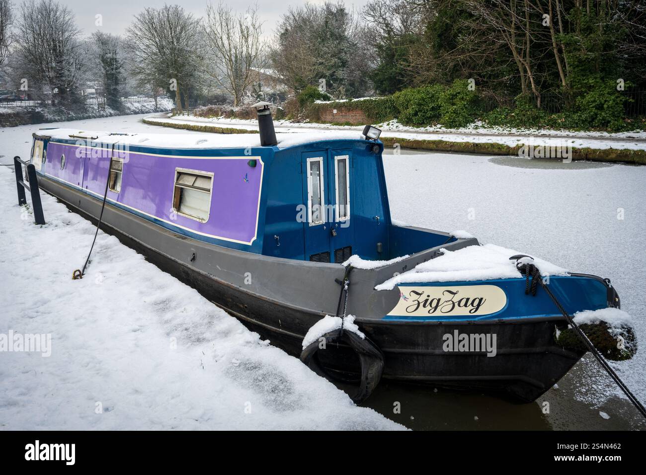 Barche coperte di neve sul canale Bridgewater a Lymm, Cheshire, in una giornata invernale. Foto Stock