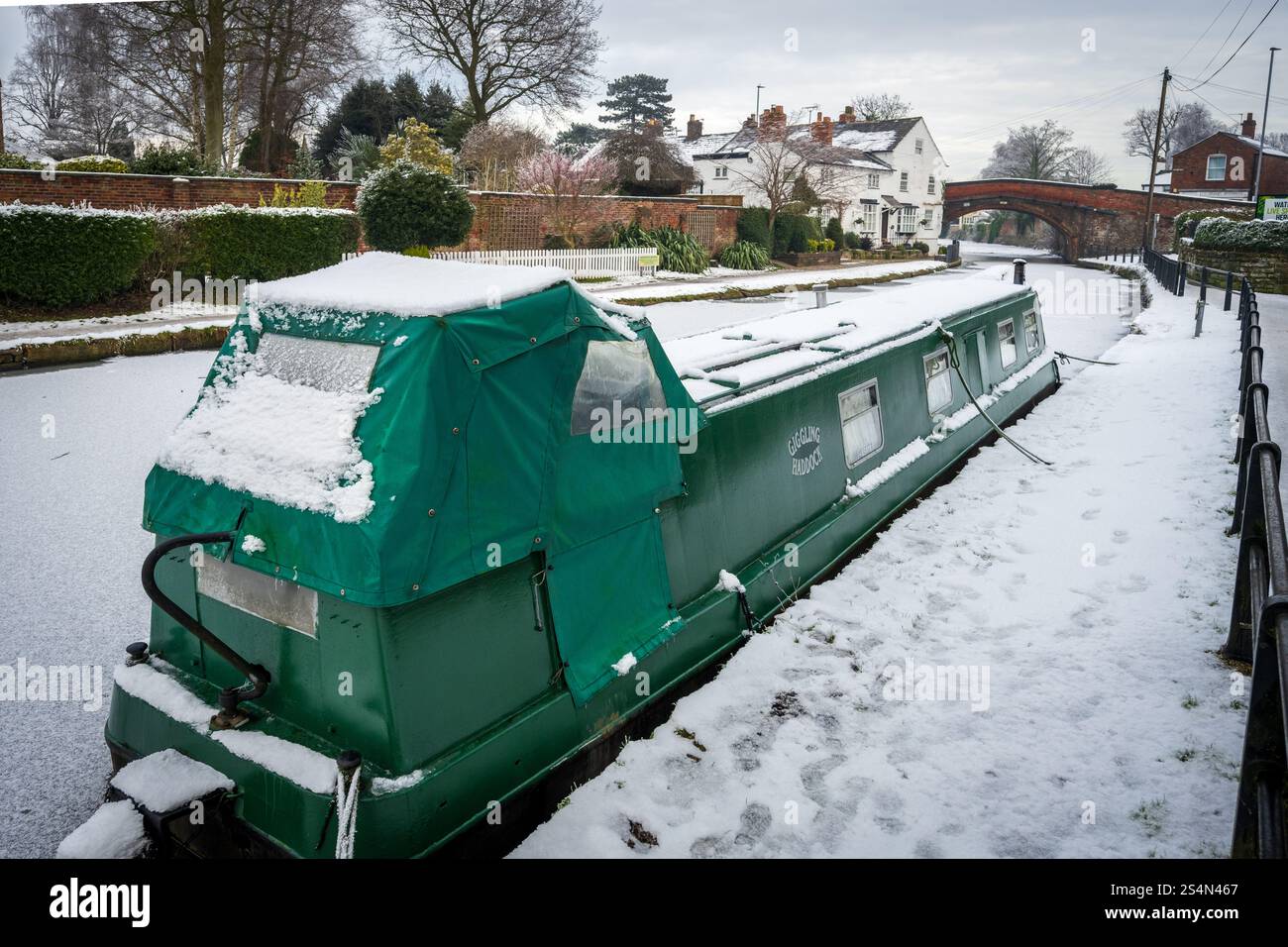 Barche coperte di neve sul canale Bridgewater a Lymm, Cheshire, in una giornata invernale. Foto Stock
