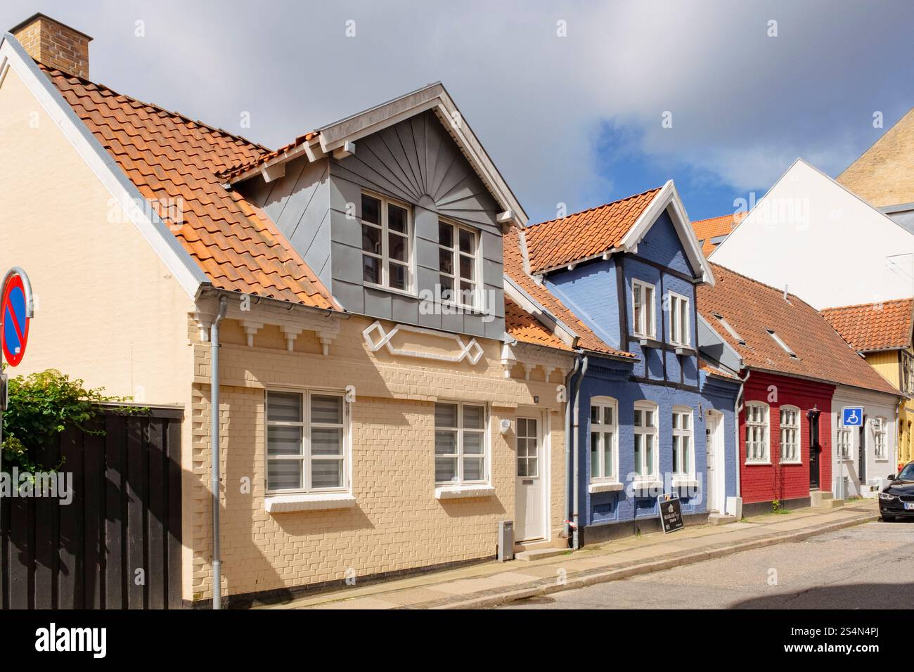Tipiche case a schiera danesi in una strada residenziale ad Aalborg, Jutland, Danimarca, Scandinavia, Europa Foto Stock
