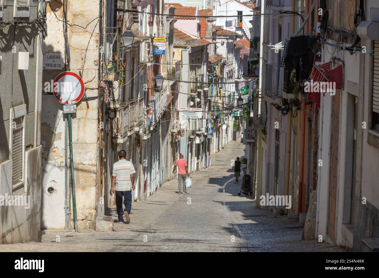 Setubal, Portogallo. 10 agosto 2023. Una tipica vecchia strada europea, stretta con i suoi antichi edifici, la città europea. Un paesaggio urbano di Setúbal con una piccola S. Foto Stock