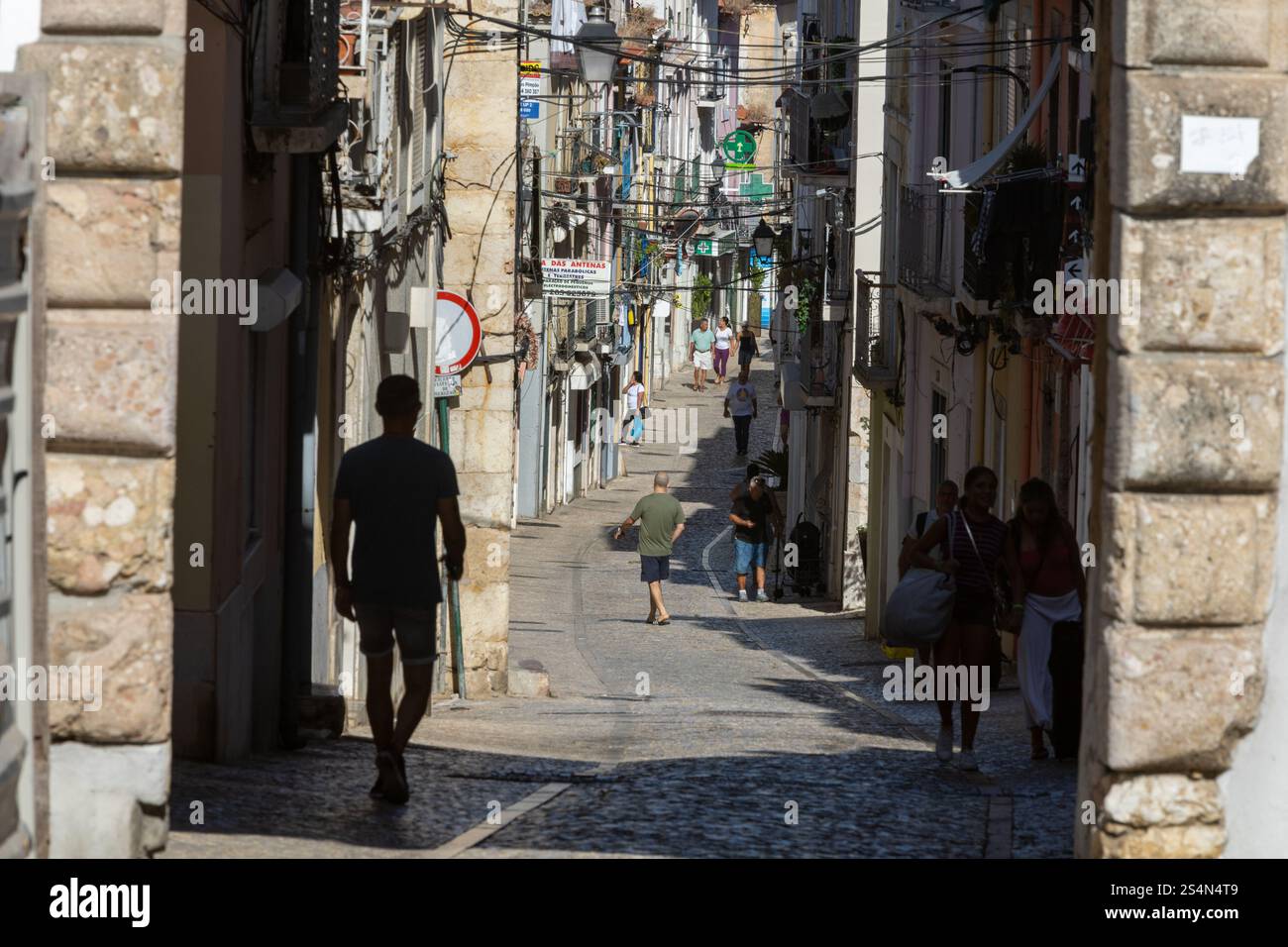 Setubal, Portogallo. 10 agosto 2023. Una tipica vecchia strada europea, stretta con i suoi antichi edifici, la città europea. Un paesaggio urbano di Setúbal Foto Stock
