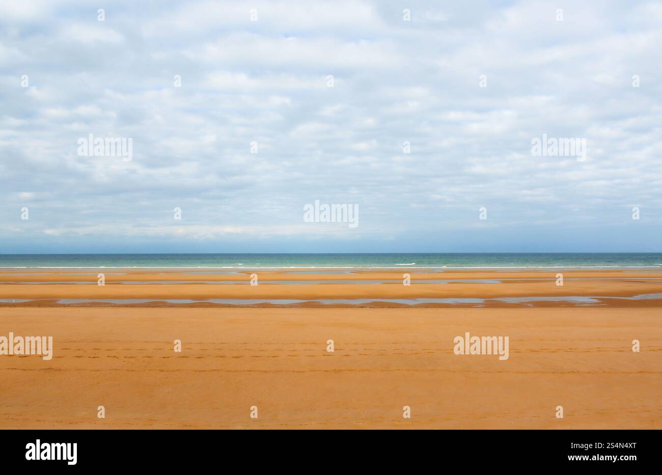 Der lange Sandstrand von Grandchamp-Maisy bei ebbe, Normandia, Frankreich. Foto Stock