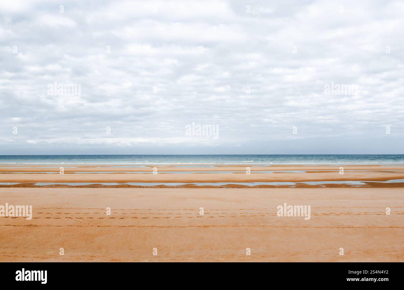 Der lange Sandstrand von Grandchamp-Maisy bei ebbe, Normandia, Frankreich. Foto Stock