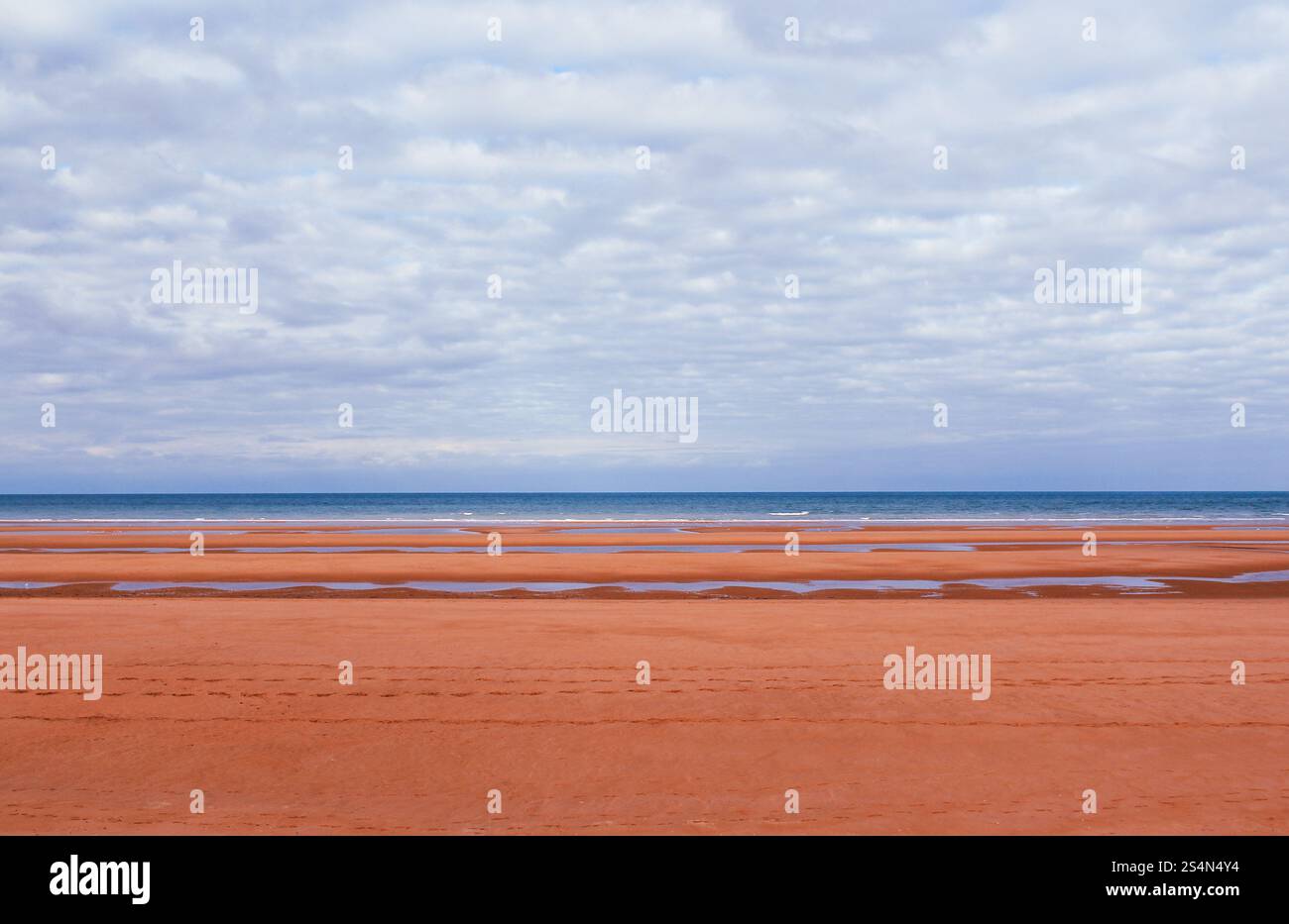 Der lange Sandstrand von Grandchamp-Maisy bei ebbe, Normandia, Frankreich. Foto Stock