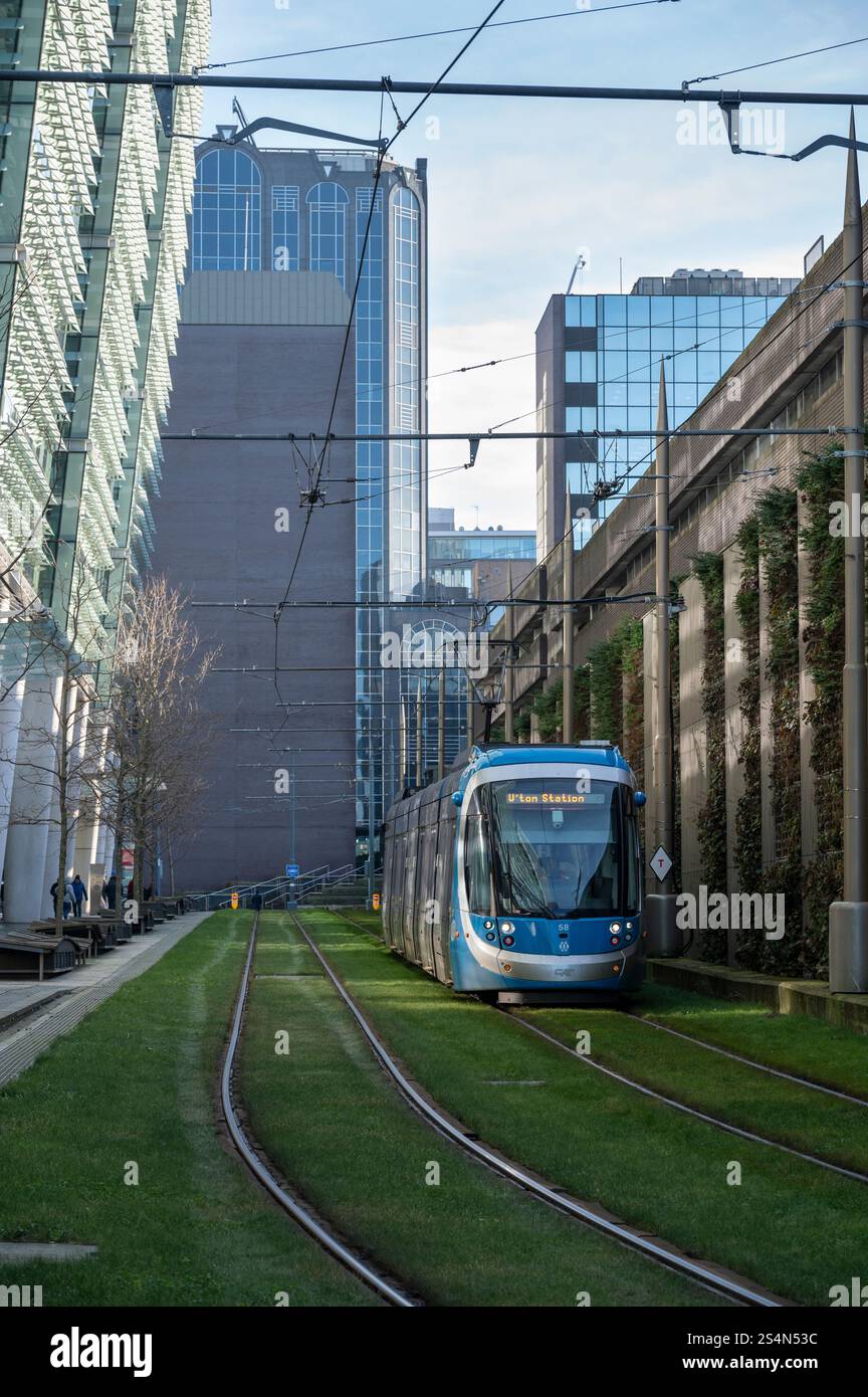 Midland Metro tram attraversa Snow Hill, Birmingham, Regno Unito Foto Stock