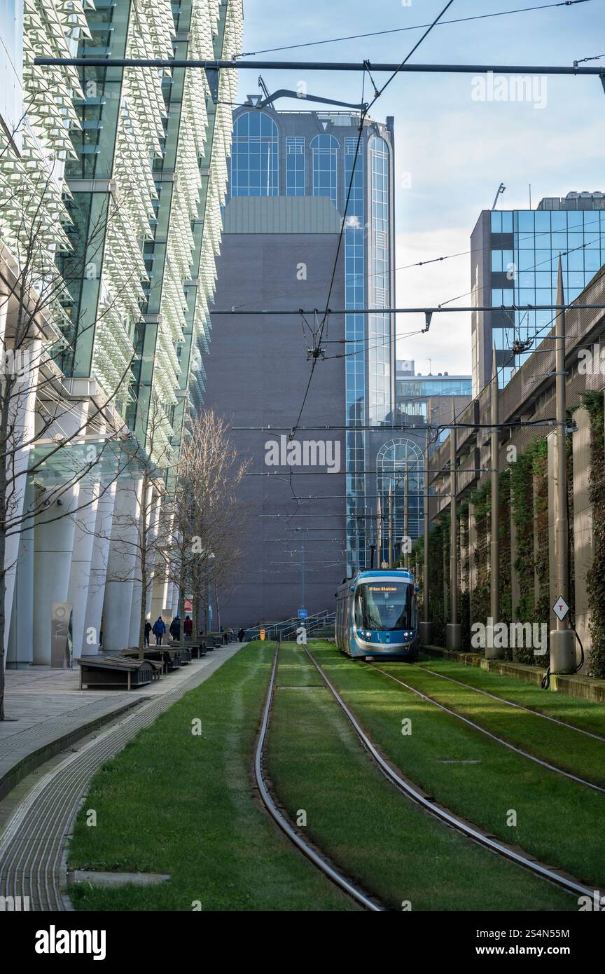 Midland Metro tram attraversa Snow Hill, Birmingham, Regno Unito Foto Stock
