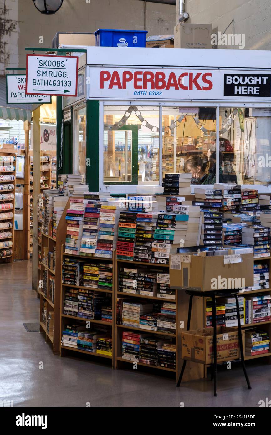 La bancarella di libri Scoobs al mercato di Bath. Stallo per libri di seconda mano; Foto Stock