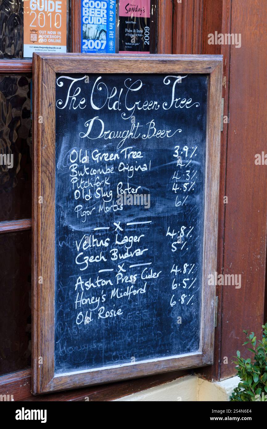 Menu della birra per il vecchio pub Green Tree in Green St Bath UK; vecchio albero verde; Butcombe Original; birre alla spina; Foto Stock