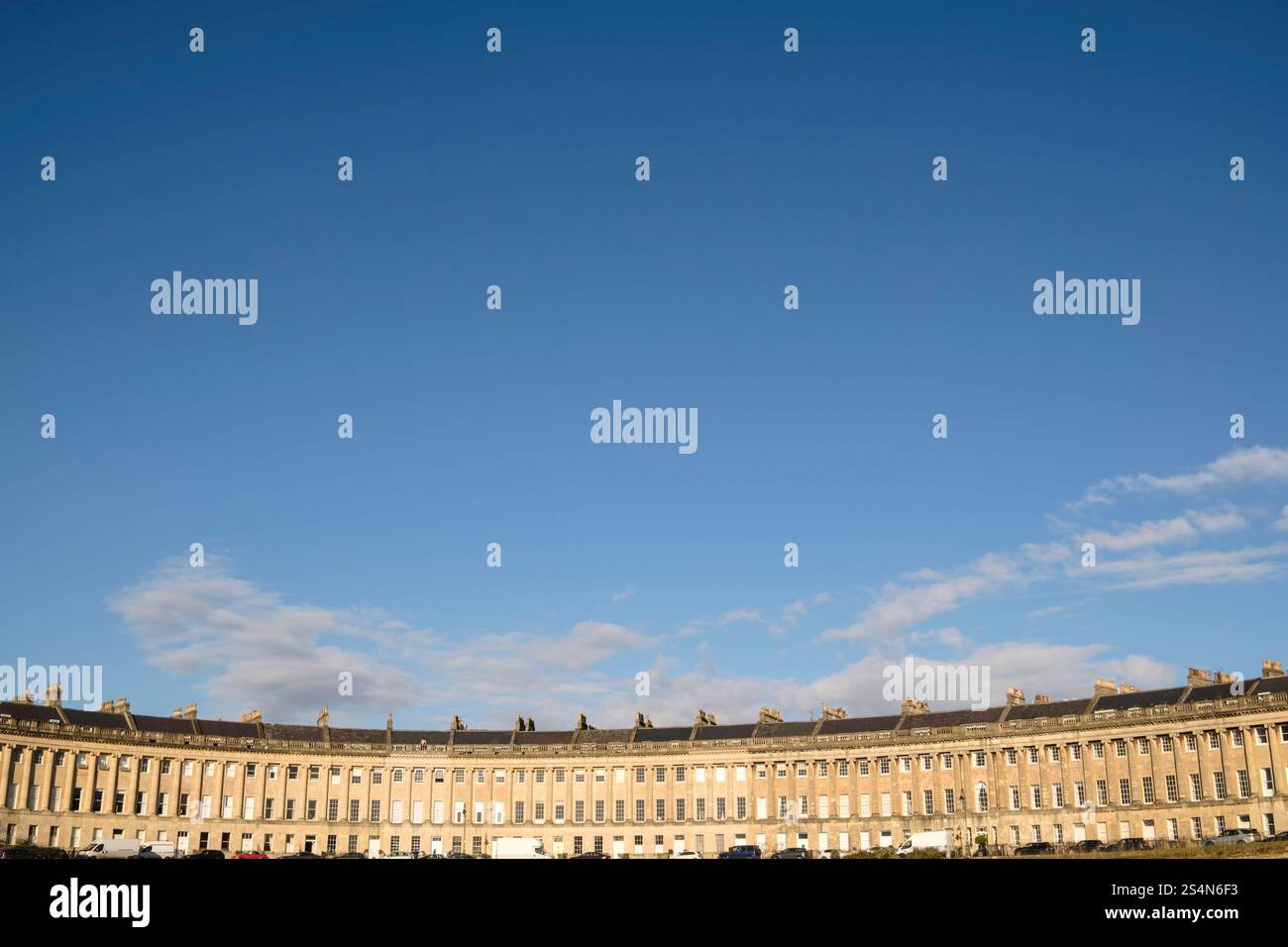 The Royal Crescent a Bath, Somerset, Regno Unito. Architettura georgiana classica in una mattinata d'inverni luminosi. Foto Stock