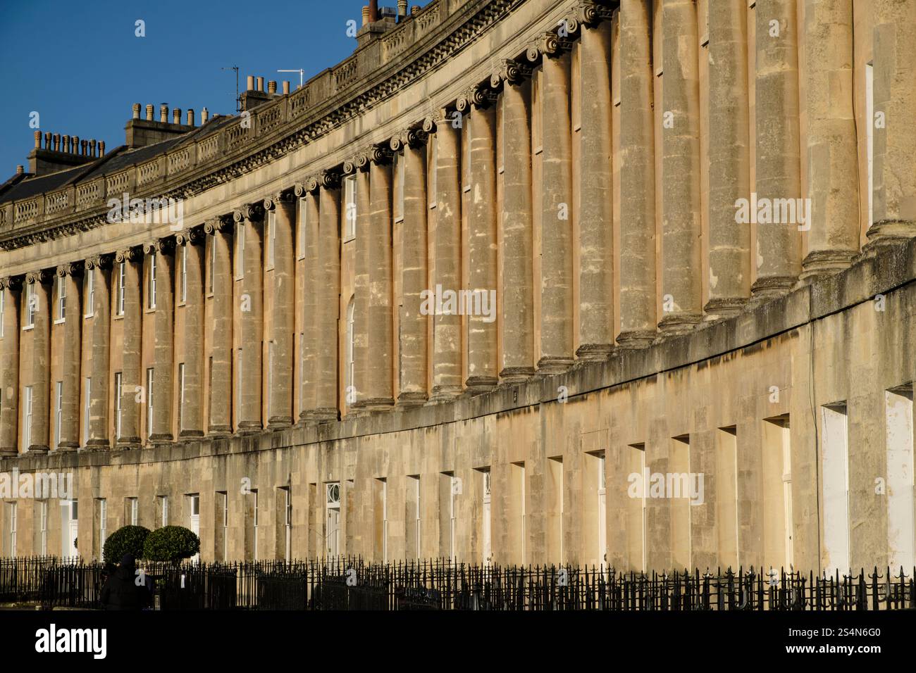 The Royal Crescent a Bath, Somerset, Regno Unito. Architettura georgiana classica in un luminoso inverno mattutino. Colonne ioniche Foto Stock