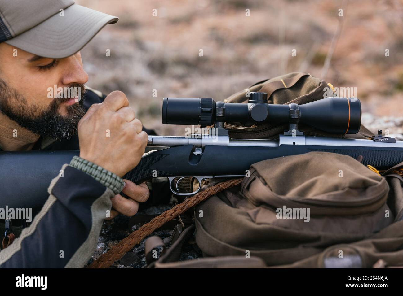 Hunter prepara il fucile da caccia con lo scopo di sparare Foto Stock