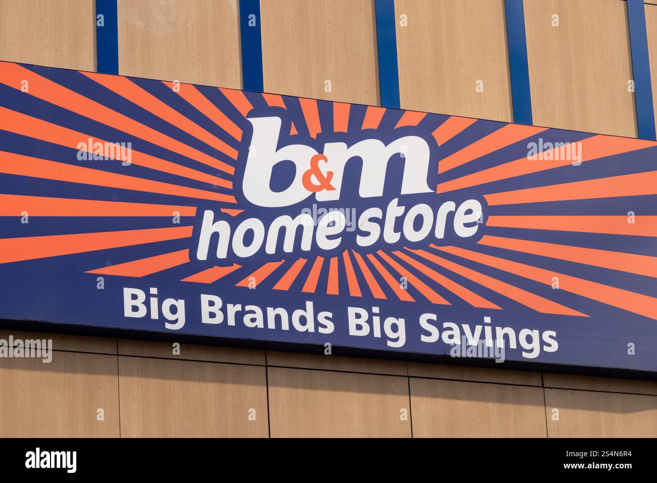 Segui le indicazioni per il negozio B&M Home Store in Cribbs Causeway, a nord di Bristol, Regno Unito Foto Stock