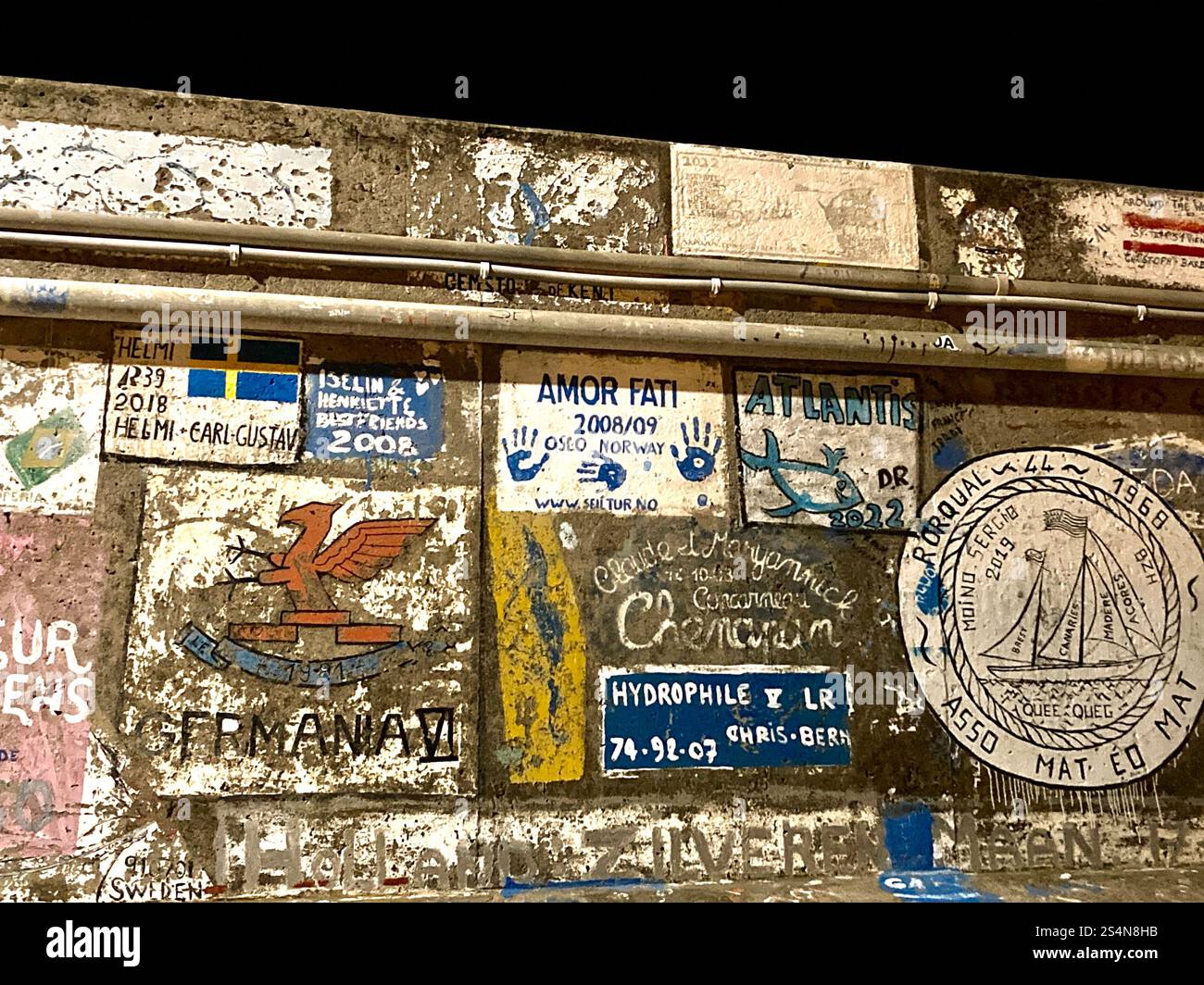 Dipinti tradizionali di "buona fortuna" sulle pareti del porto di Madeira, Portogallo. Foto Stock