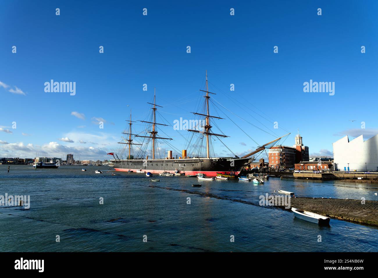 H.M.S. Warrior, la prima nave corazzata corazzata con scafo in ferro della Royal Naval ormeggiata presso lo storico porto di Portsmouth, Hampshire, Inghilterra Foto Stock