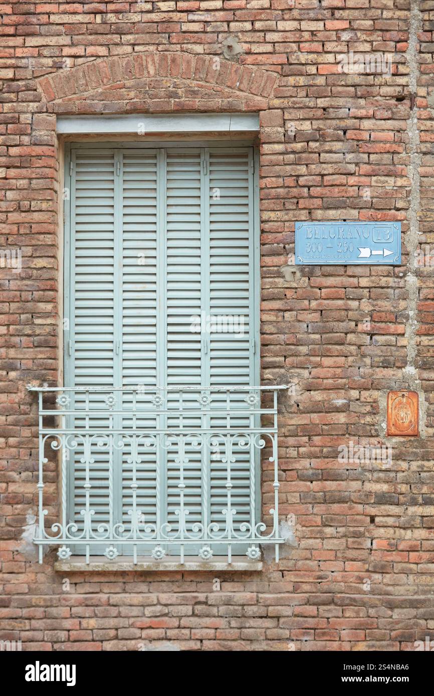 Una finestra su un muro di mattoni rossi nella storica botte di San Antonio de Areco, Buenos Aires, Argentina. Foto Stock