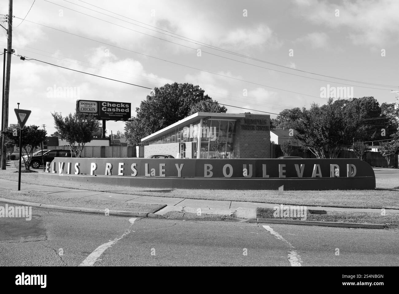 Elvis Presley Boulevard firma contro un cielo azzurro a Memphis, Tennessee, Stati Uniti, in onore del Re del Rock 'n' Roll vicino Graceland. Foto Stock