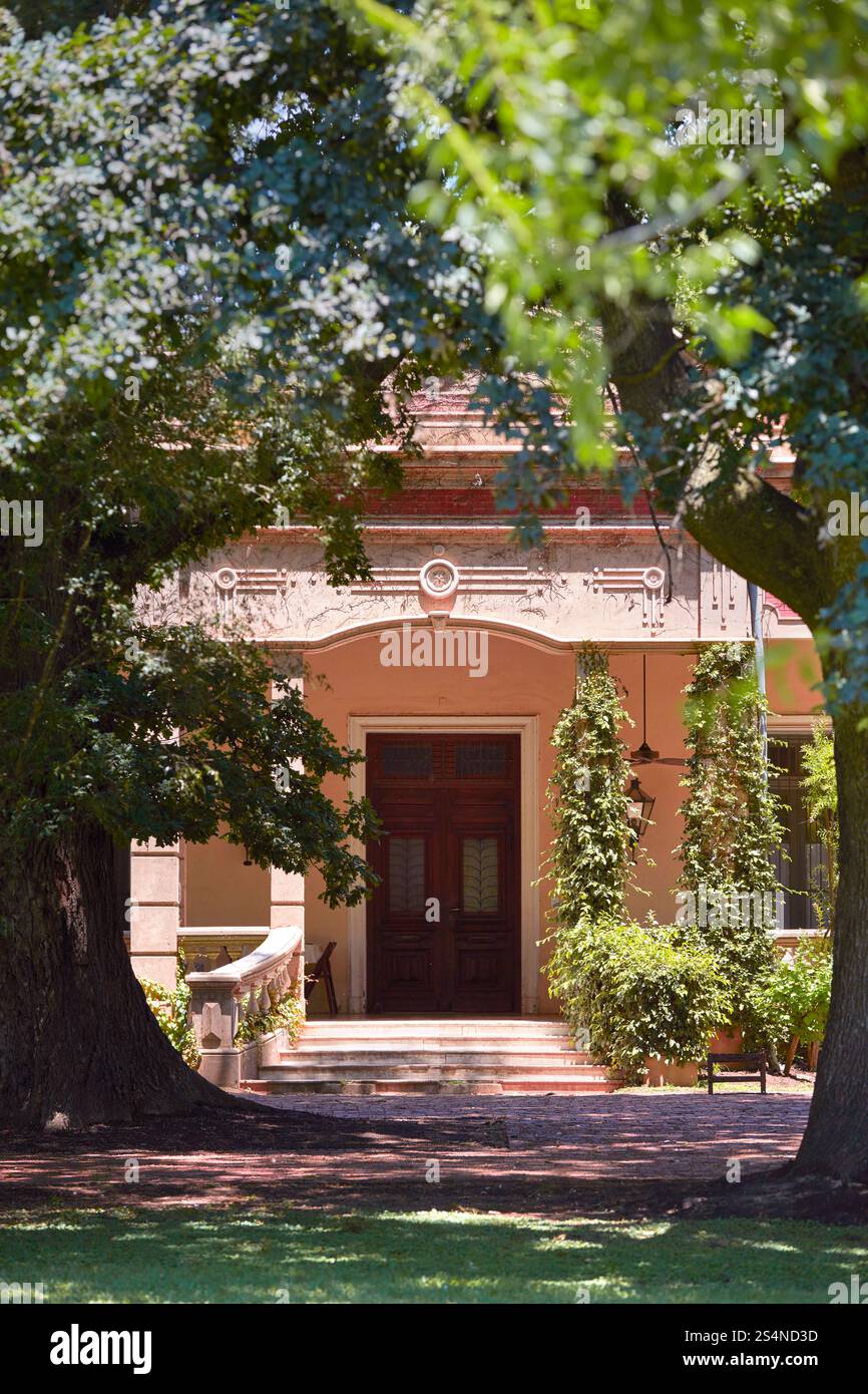 La porta d'ingresso principale dell'Estancia El Ombu, San Antonio de Areco, provincia di Buenos Aires, Argentina. Foto Stock