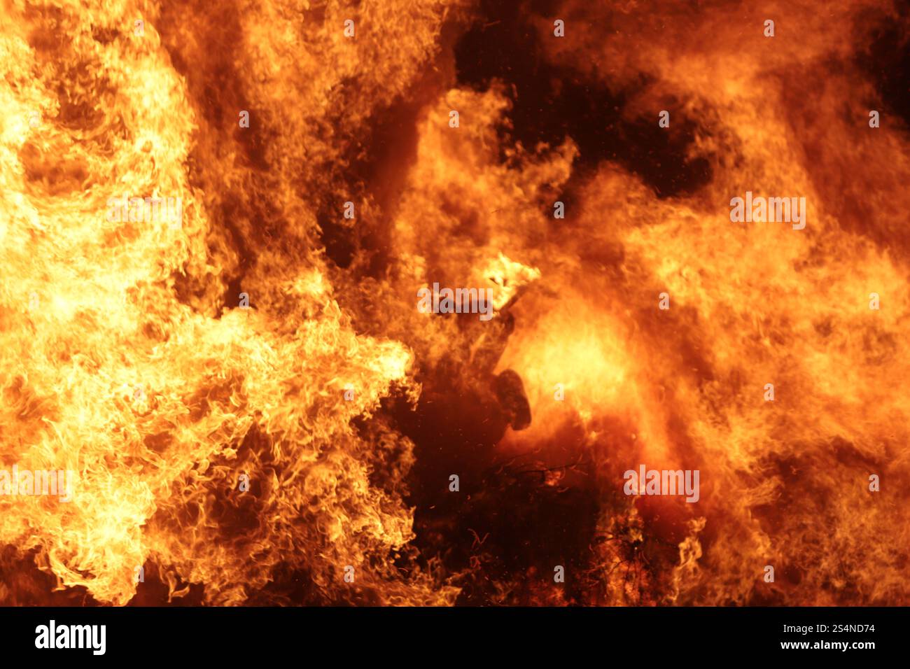 Grande falò per celebrare la festa di Sant'Antonio, santo patrono degli animali, a Valencia. In cima al falò, c'è una piccola figura di un P. Foto Stock