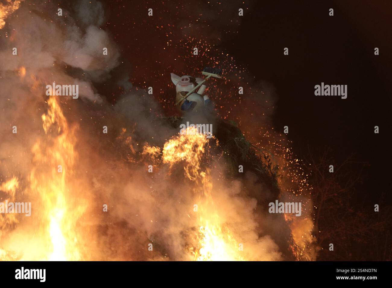 Grande falò per celebrare la festa di Sant'Antonio, santo patrono degli animali, a Valencia. In cima al falò, c'è una piccola figura di un P. Foto Stock