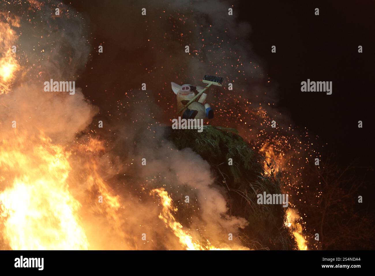 Grande falò per celebrare la festa di Sant'Antonio, santo patrono degli animali, a Valencia. In cima al falò, c'è una piccola figura di un P. Foto Stock